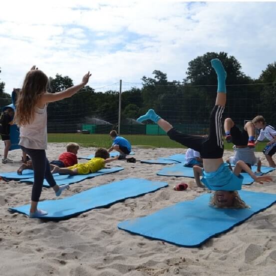 Kinder üben Handstand im Move-It Sportcamp